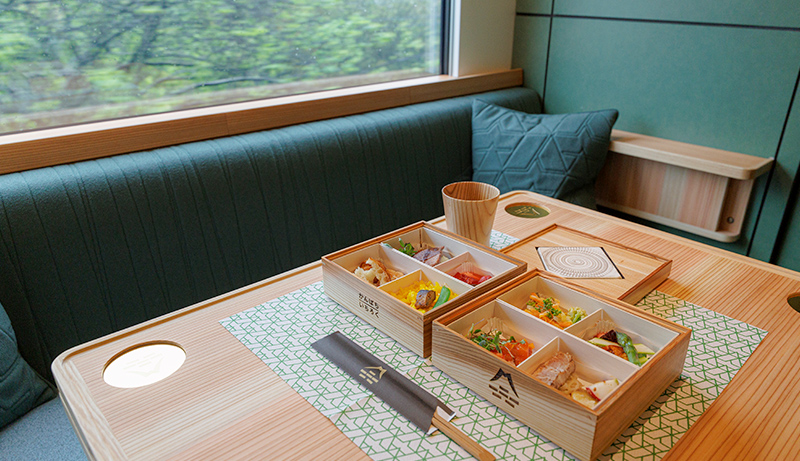 沿線の景色を眺めながら舌鼓